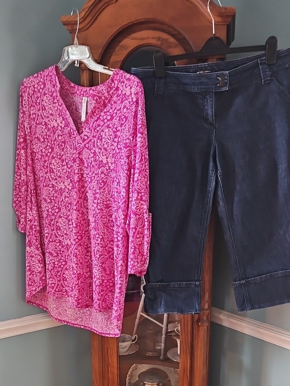 Women’s Pink Paisley Dear Scarlett  V-Neck Top & New York & Co Capri Jeans